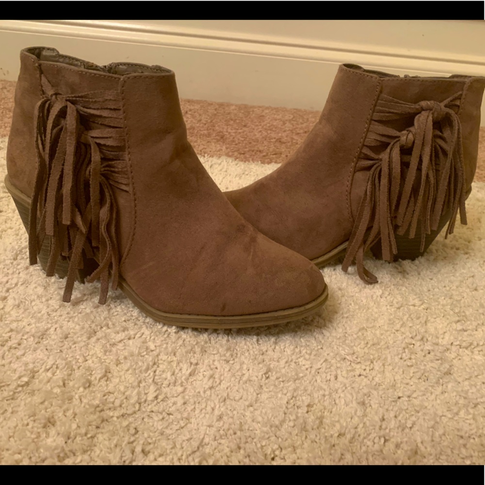 Suede booties with tassels